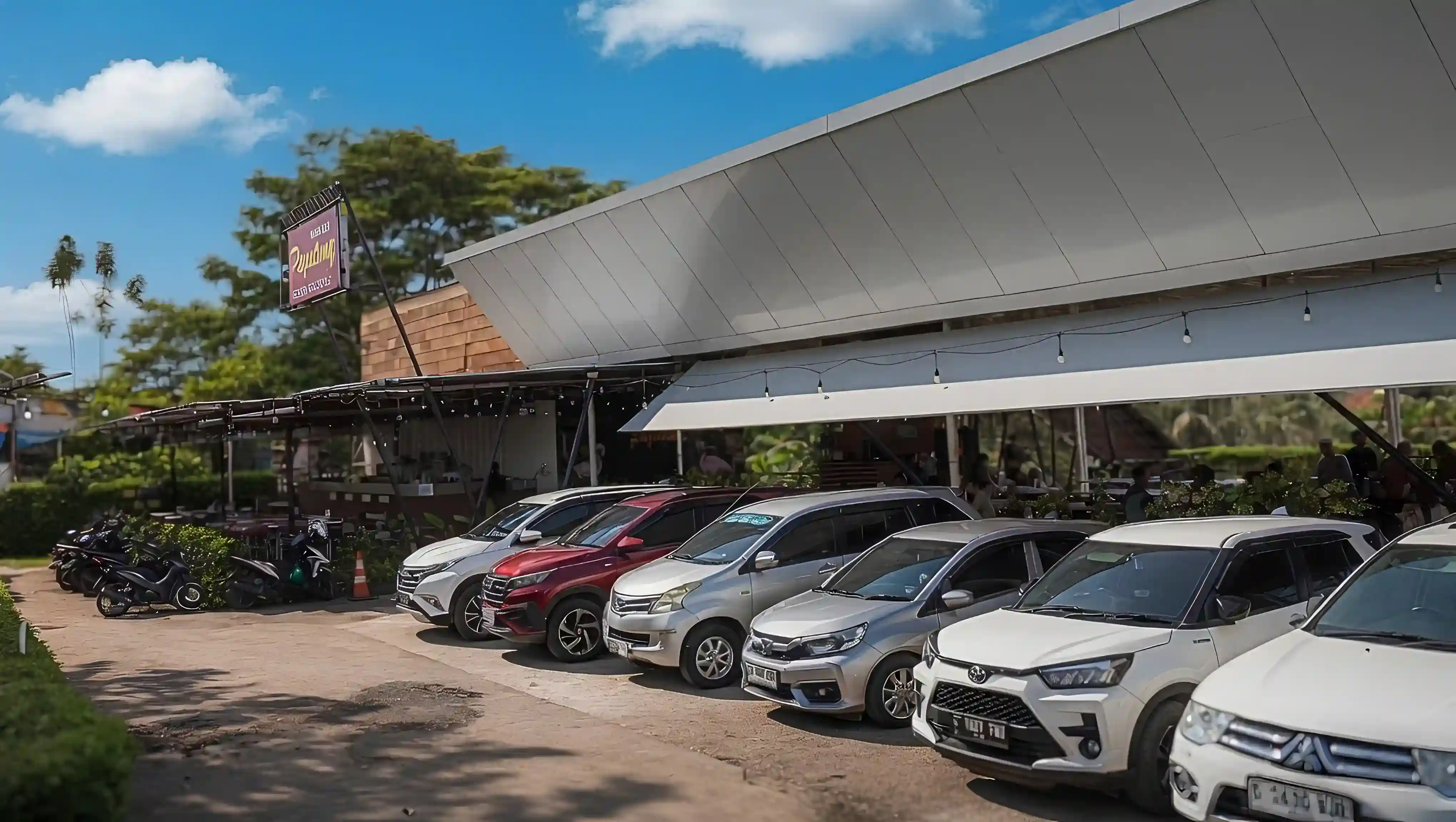 Tampak depan Warung Papatong Sunda Seafood dengan area makan semi-outdoor dan akses parkir luas.
