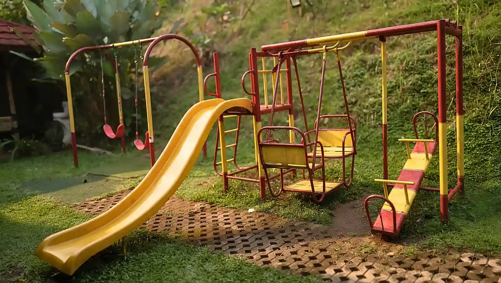 Tempat bermain anak di dekat saung bambu Warung Papatong